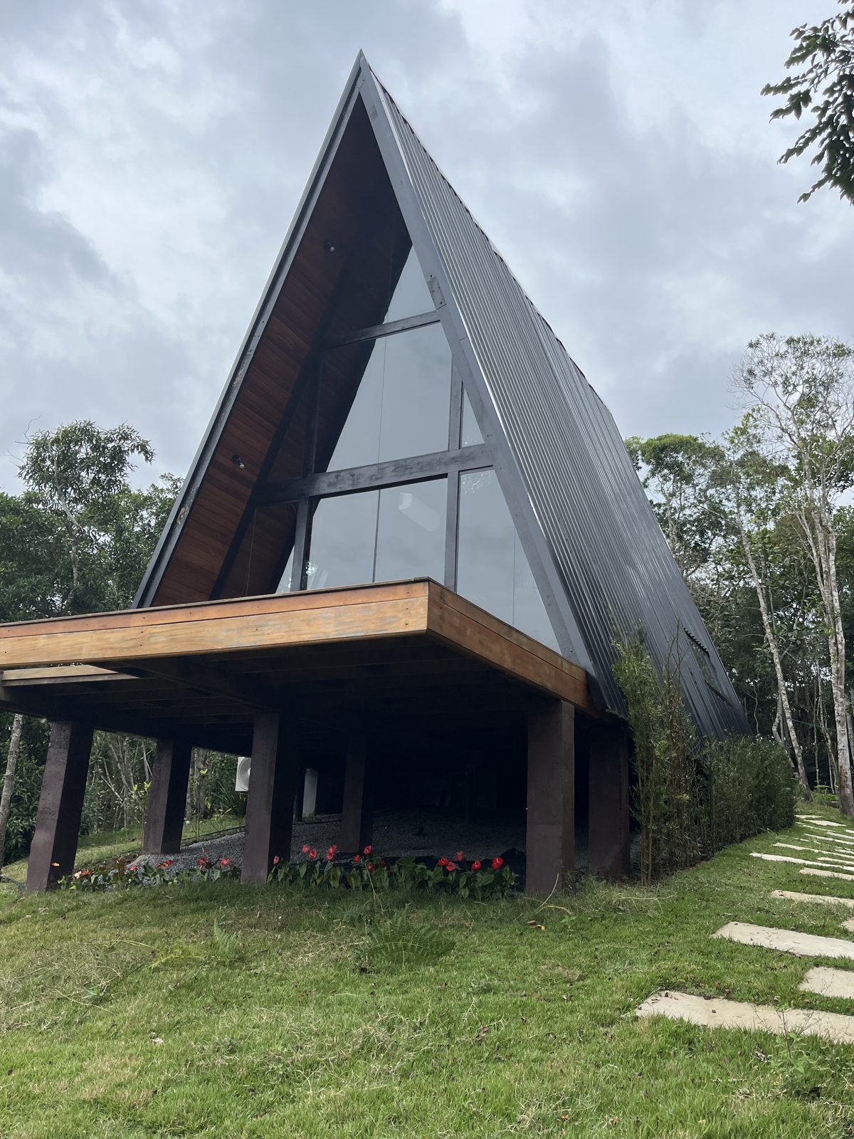 Cabana pronta com deck