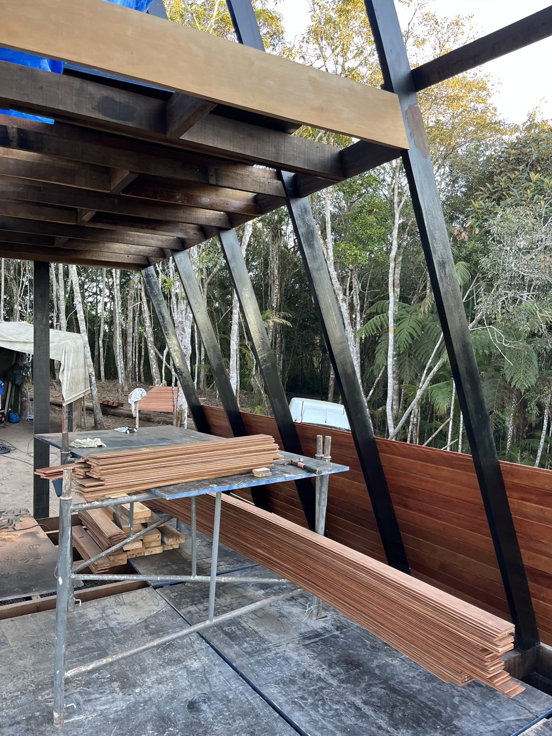 Deck de madeira sendo montado